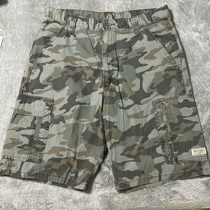 Wrangler Camo Cargo Shorts size 32